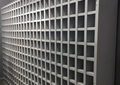 Металлический стеллаж с ячейками для инструментов