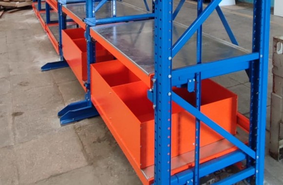 Стеллаж с выкатными полками и ящиками с разделителями