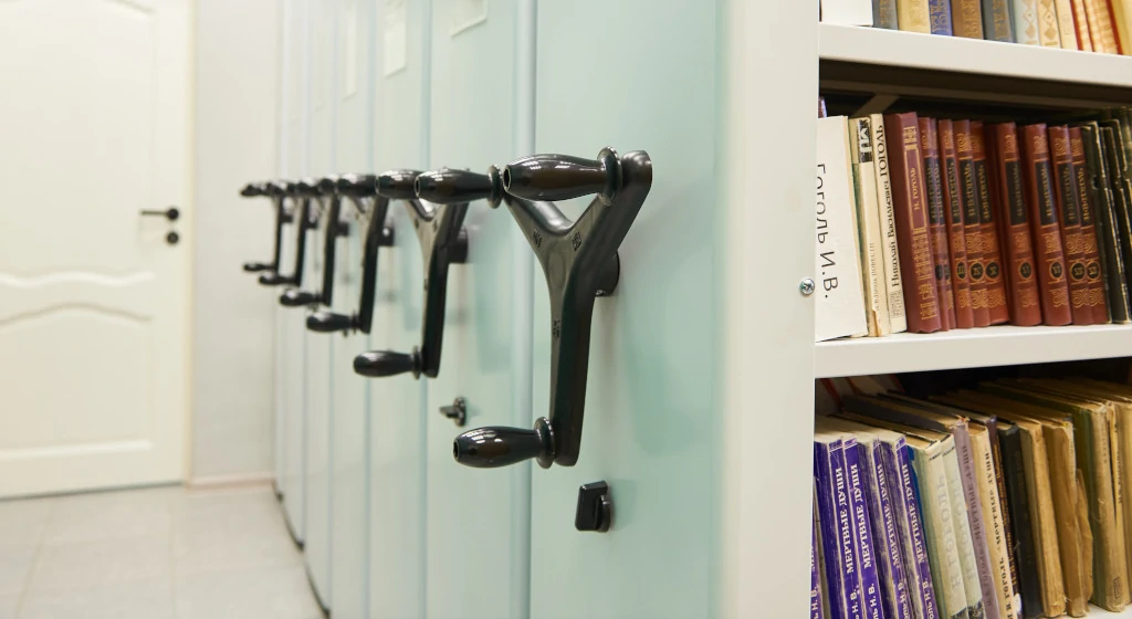 Мобильные стеллажи для школьной библиотеки