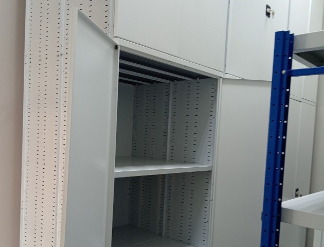 распашные двери на стеллаже