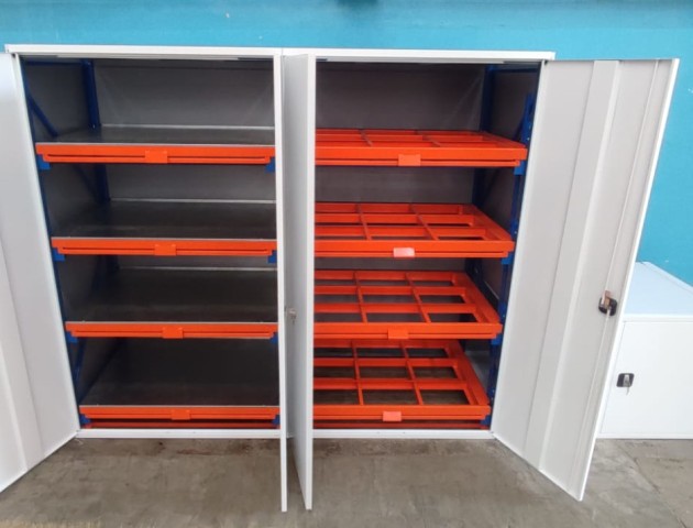 металлические стеллажи с дверями и выдвижными полками