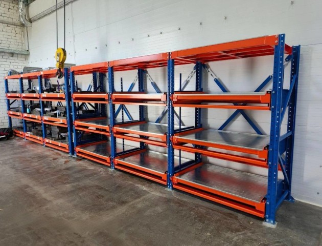 стеллажи с выдвижными платформами для цеха