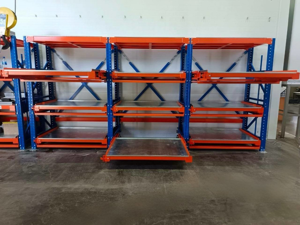 стеллажи с выкатными полками для цеха