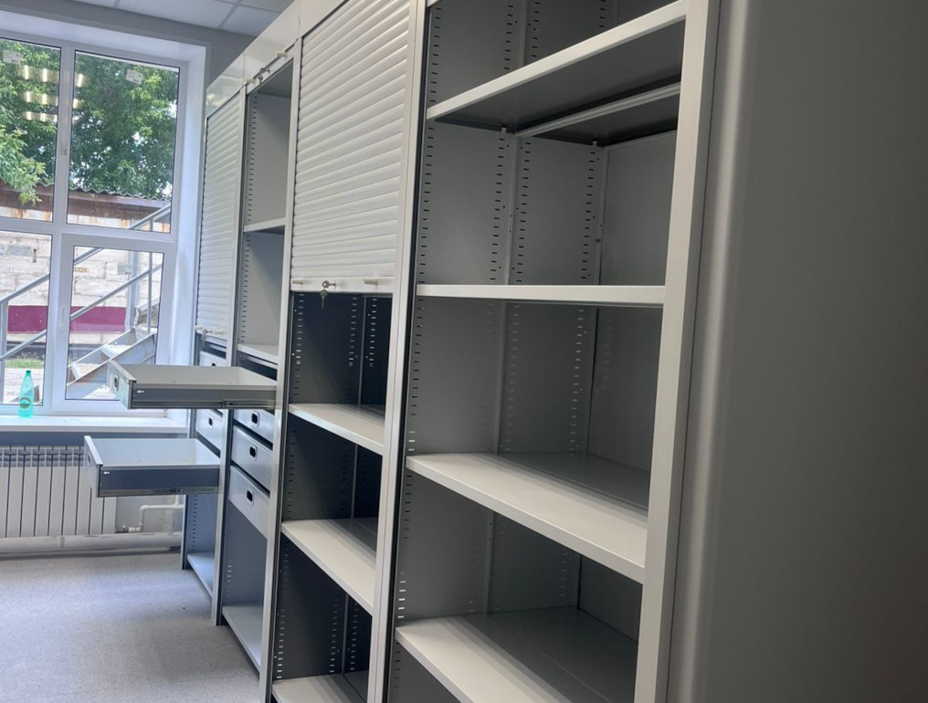 Стеллажи с дверями и ящиками